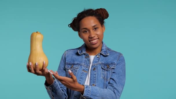 Menina Africana Segura Uma Abóbora Suas Mãos Sorri Tiro Estúdio — Vídeo de Stock