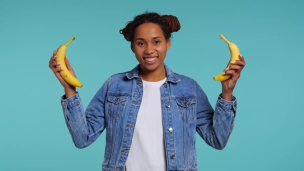 Chica Africana Sostiene Plátano Sus Manos Sonríe Grabado Estudio Imágenes — Vídeo de stock