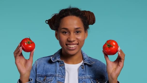 Afrykanka Trzyma Pomidory Rękach Uśmiecha Się Studio Nakręcone Wysokiej Jakości — Wideo stockowe