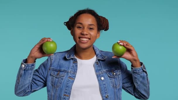 Africká Dívka Drží Rukou Zelená Jablka Usmívá Studiový Snímek Vysoce — Stock video