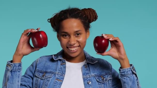 Chica Africana Sostiene Una Manzana Roja Sus Manos Sonríe Grabado — Vídeos de Stock