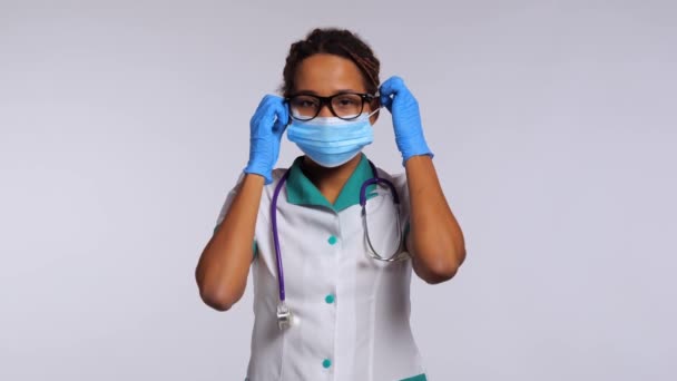 Heureuse Infirmière Médicale Africaine Enlève Masque Sourit Sur Fond Blanc — Video