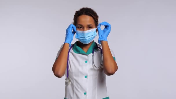 Щаслива Африканська Медична Медсестра Знімає Маску Посміхається Білому Тлі Високоякісні — стокове відео