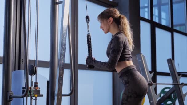 Mujer Atlética Entrena Los Músculos Sus Brazos Tríceps Estación Cable — Vídeos de Stock