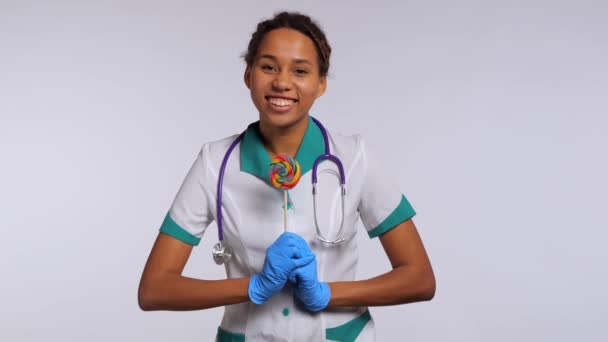 Asistentă Tânără Fericită Care Ține Bomboane Mână Zâmbește Înregistrare Înaltă — Videoclip de stoc