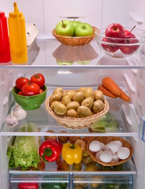 Taze meyve ve sebzelerle dolu açık bir buzdolabı, sağlıklı gıda arka planı, organik beslenme, Yüksek kalite fotoğraf