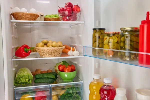 신선한 과일과 건강한 유기농 차있는 냉장고를 여십시오 품질의 스톡 사진