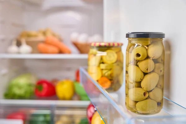 冰箱里有一罐罐装橄榄 高质量的照片 图库图片