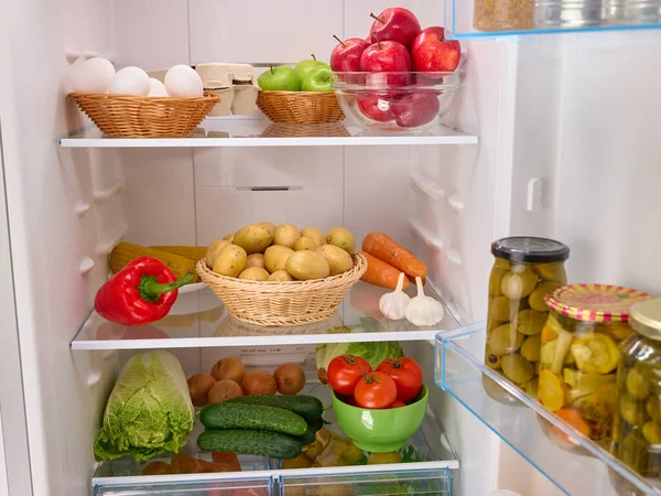신선한 과일과 건강한 유기농 차있는 냉장고를 여십시오 품질의 로열티 프리 스톡 사진
