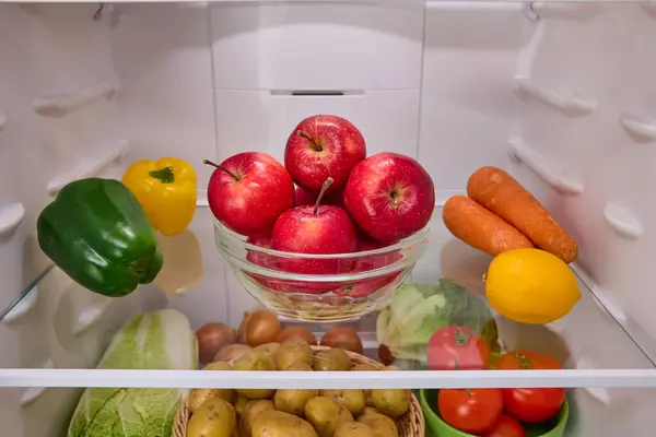 신선한 과일과 건강한 유기농 차있는 냉장고를 여십시오 품질의 로열티 프리 스톡 이미지