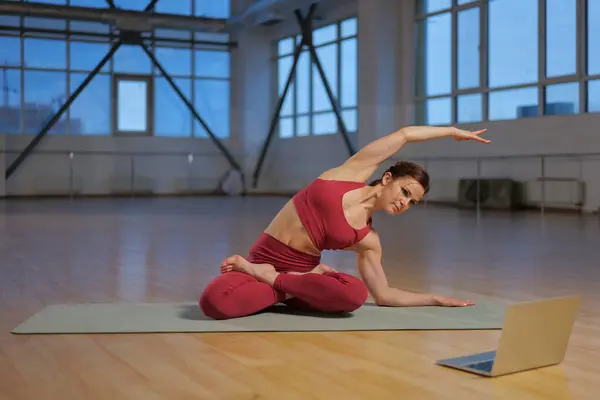 Chica Atlética Enseña Una Lección Línea Yoga Asana Con Portátil Imagen de stock