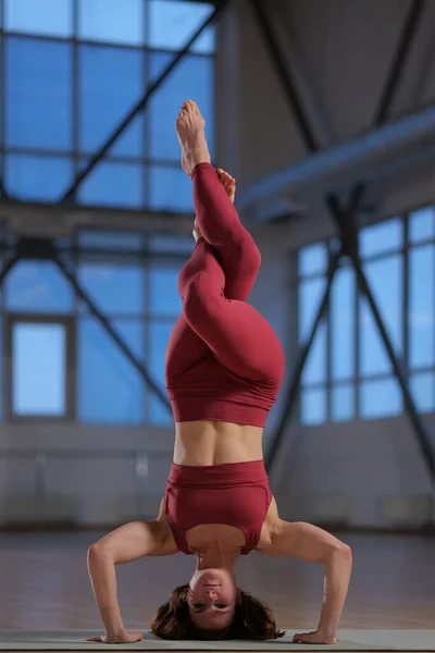 Ragazza Atletica Facendo Esercizi Stretching Yoga Uno Studio Con Grandi Immagine Stock