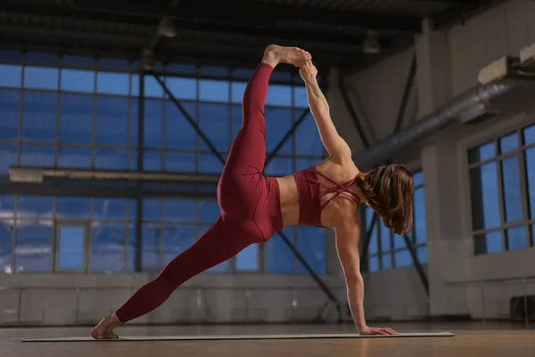Chica Atlética Haciendo Ejercicios Estiramiento Yoga Estudio Con Grandes Ventanales Fotos de stock libres de derechos