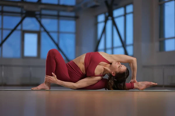 Atletisch Meisje Doen Stretching Yoga Oefeningen Een Studio Met Grote Stockfoto