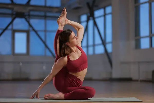 Chica Atlética Haciendo Ejercicios Estiramiento Yoga Estudio Con Grandes Ventanales Imágenes de stock libres de derechos