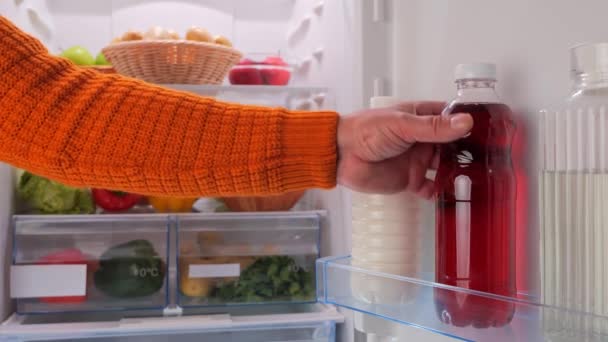 男性の手は 野菜と冷蔵庫からチェリージュースのボトルを取ります 高品質の4K映像 — ストック動画