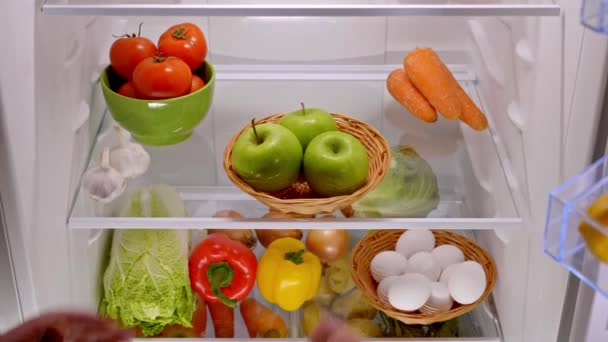 Чоловічі Руки Беруть Зелене Яблуко Холодильника Овочами Високоякісні Кадри — стокове відео