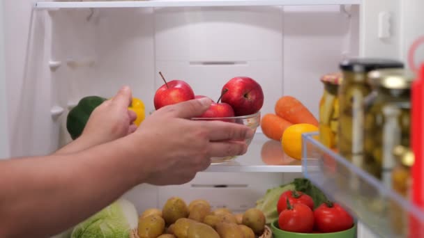 Мужские Руки Берут Красные Яблоки Холодильника Овощами Высококачественные Кадры — стоковое видео