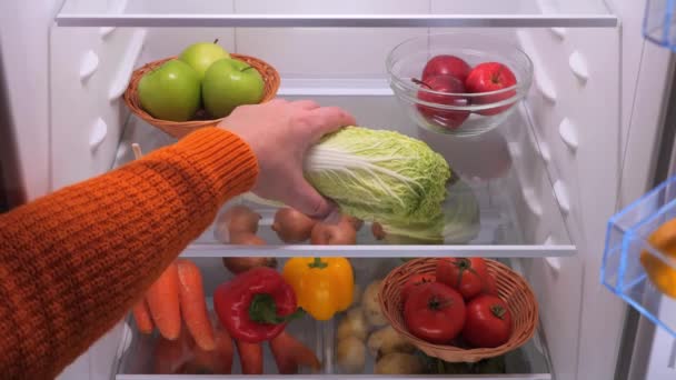 男性の手は 野菜と冷蔵庫から中国のキャベツを取ります 高品質の4K映像 — ストック動画