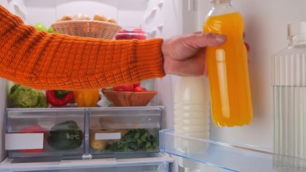 Αρσενικά Χέρια Βάζουν Ένα Μπουκάλι Χυμό Πορτοκαλιού Στο Ψυγείο Λαχανικά — Αρχείο Βίντεο