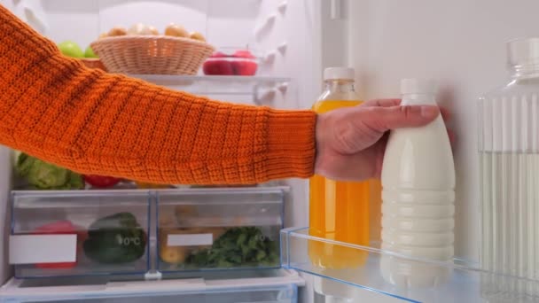 男性的手把一瓶牛奶和蔬菜放在冰箱里 高质量的4K镜头 — 图库视频影像