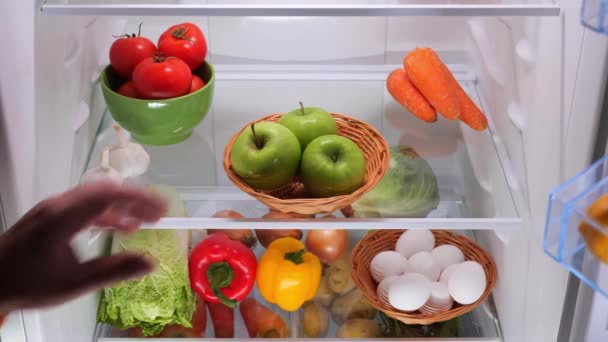 Mãos Masculinas Tomam Uma Maçã Verde Refrigerador Com Verduras Imagens — Vídeo de Stock