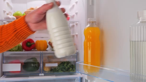 Männliche Hände Nehmen Eine Flasche Milch Mit Gemüse Aus Dem — Stockvideo