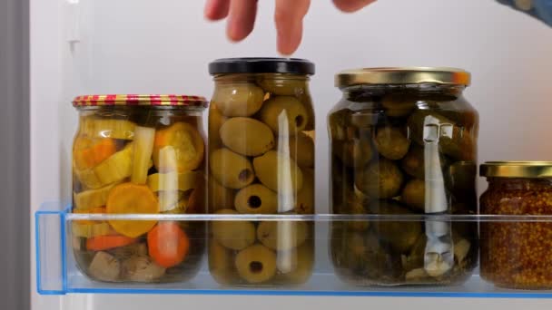 냉장고에서 통조림 올리브를 가져옵니다 고품질 — 비디오