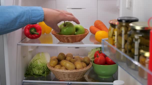 Męskie Ręce Biorą Zielone Jabłko Lodówki Warzywami Wysokiej Jakości Materiał — Wideo stockowe