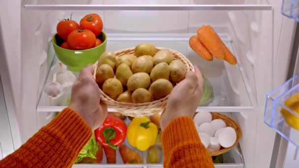 男性の手は冷蔵庫に有機ジャガイモのバスケットを入れた 高品質の4K映像 — ストック動画