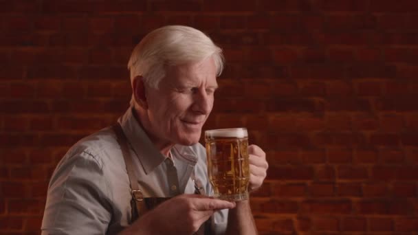 Ein Braumeister Experte Überprüft Die Qualität Des Frisch Gezapften Bieres — Stockvideo