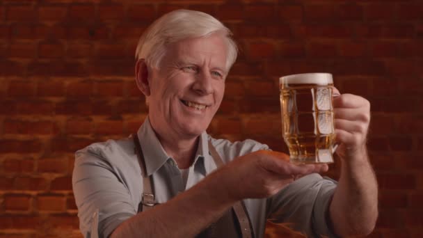 新鮮なビールと笑顔のグラスを見ている幸せな醸造所 高品質の4K映像 — ストック動画