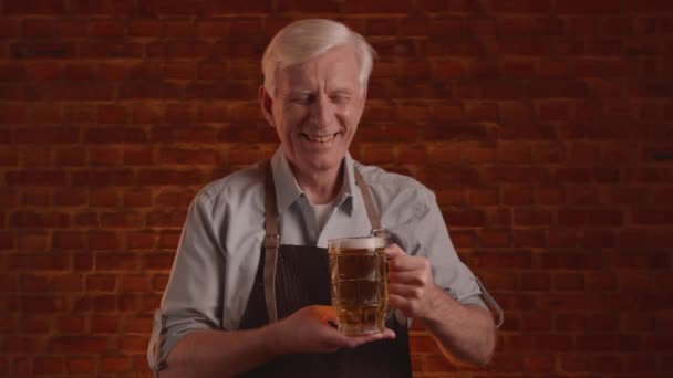Šedovlasý Pivovar Pózuje Sklenicí Čerstvého Řemeslného Piva Vysoce Kvalitní Záběry — Stock video