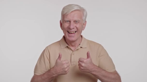 Pozytywny Siwy Mężczyzna Uśmiecha Się Kamery Znak Kciuka Górę Białym — Wideo stockowe