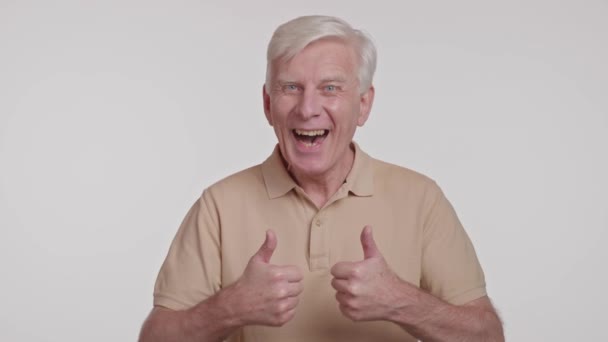 Positive Grauhaarige Mann Lächelt Die Kamera Daumen Hoch Auf Weißem — Stockvideo
