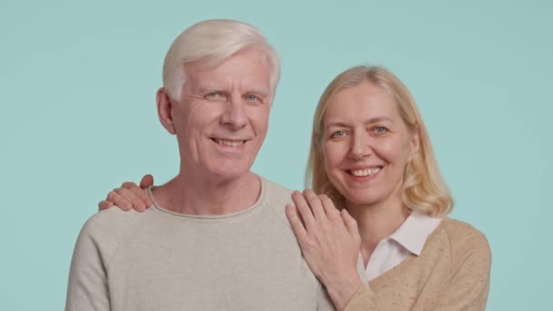 Feliz Pareja Adultos Casados Sonriendo Mirando Cámara Valores Familiares Imágenes — Vídeo de stock