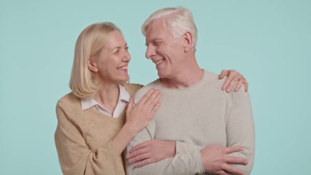 Счастливая Взрослая Супружеская Пара Улыбается Смотрит Камеру Семейные Ценности Высококачественные — стоковое видео