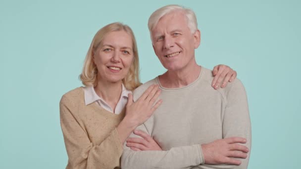 Feliz Casal Adulto Sorrindo Olhando Para Câmera Valores Familiares Imagens — Vídeo de Stock