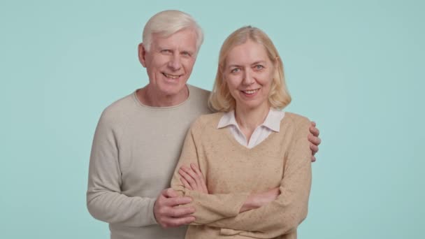 Feliz Pareja Adultos Casados Sonriendo Mirando Cámara Valores Familiares Imágenes — Vídeos de Stock