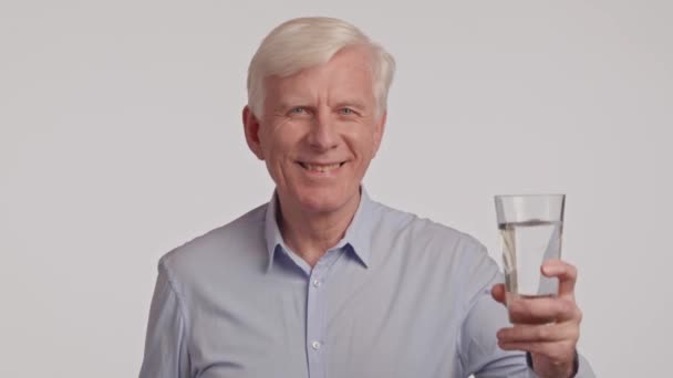 Retrato Anciano Canoso Sediento Bebiendo Agua Clara Del Vidrio Hombre — Vídeo de stock