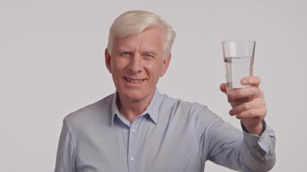 Retrato Anciano Canoso Sediento Bebiendo Agua Clara Del Vidrio Hombre — Vídeo de stock