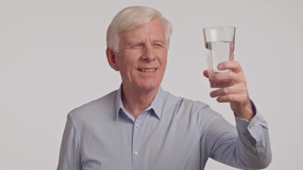 Retrato Homem Sênior Cabelos Grisalhos Sedento Bebendo Água Clara Vidro — Vídeo de Stock