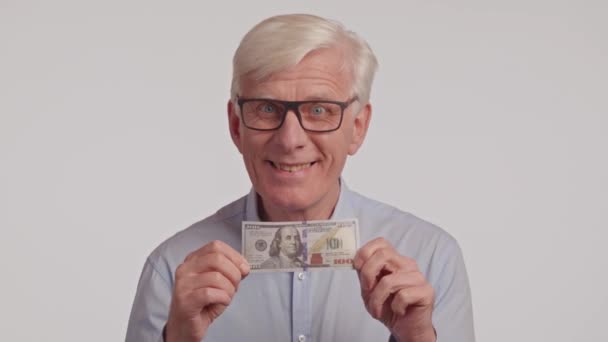 Houden Van Geld Langzame Beweging Van Man Die Geld Telt — Stockvideo