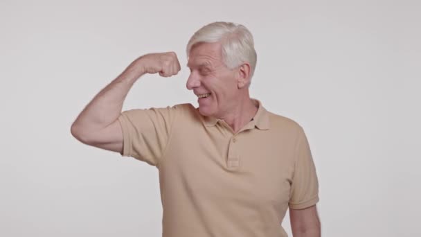 Aanzienlijke Positieve Sterke Oude Man Het Staan Voor Camera Tonen — Stockvideo