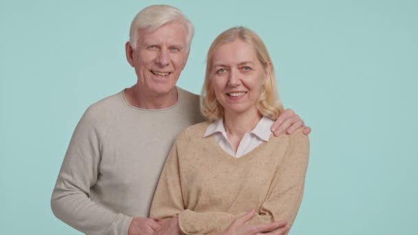 Szczęśliwa Dorosła Para Uśmiechnięta Patrząca Kamerę Wartości Rodzinne Wysokiej Jakości — Wideo stockowe