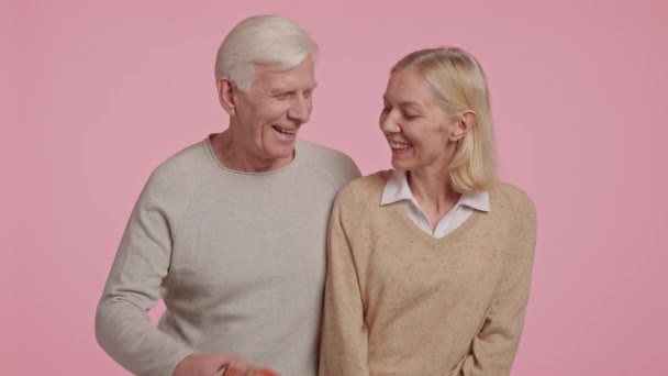 Feliz Casal Adulto Dando Presente Para Dia Dos Namorados Imagens — Vídeo de Stock