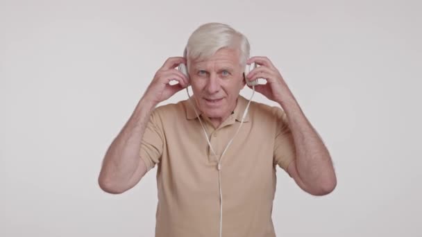 Šťastný Šedovlasý Muž Poslouchající Hudbu Sluchátkách Vysoce Kvalitní Záběry — Stock video