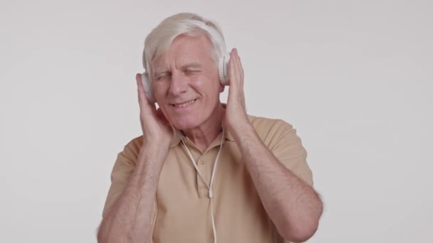 Homem Grisalho Feliz Ouvindo Música Fones Ouvido Imagens Alta Qualidade — Vídeo de Stock