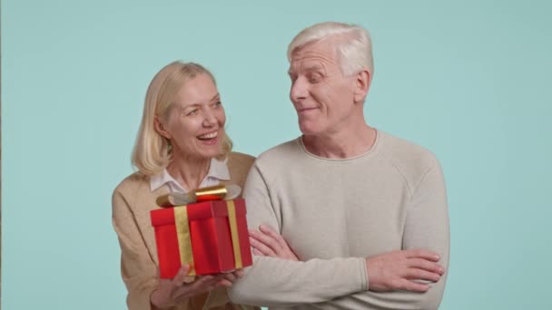 Glückliches Erwachsenes Ehepaar Das Ein Geschenk Zum Valentinstag Überreicht Hochwertiges — Stockvideo