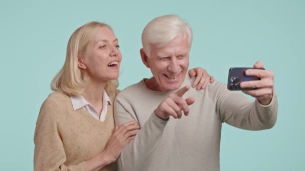Szczęśliwa Dorosła Para Rozmawiająca Przez Telefon Przez Wideo Połączenie Wysokiej — Wideo stockowe